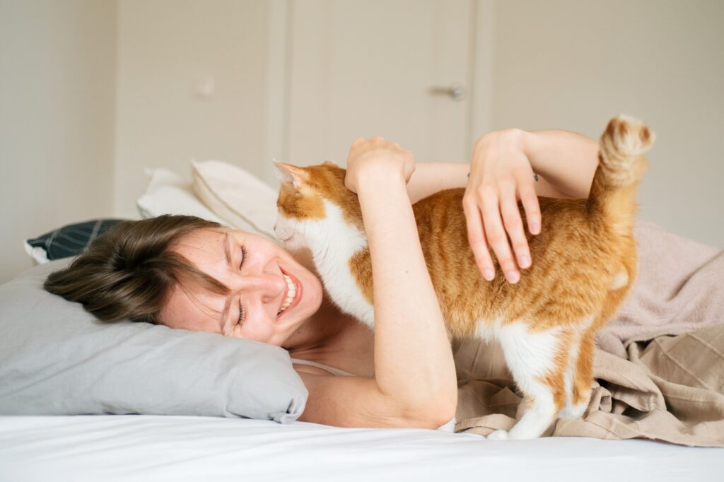 Η αγάπη και η τρυφερότητα των γατών το πρωί: Το μυστικό τους ρολογιού
